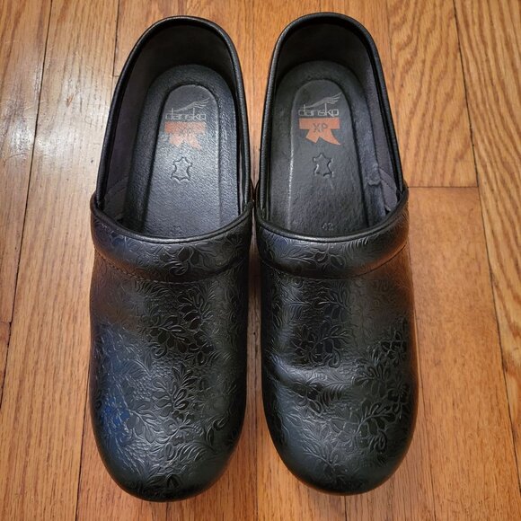 Dansko XP 42 Black Professional Tooled Floral Leather Clogs Stapled Non Slip - Picture 2 of 10